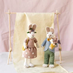 Gry & Sif Hasenfamilie „weißer Hase mit Blumenstrauß“ H27cm