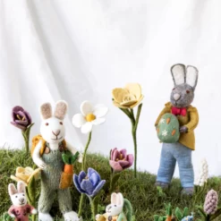 Gry & Sif Hasenfamilie „weißer Hase mit Rucksack und Karotte“ H27cm
