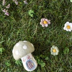 Gry & Sif kleines Frühlingspilzhaus mit Stickerei 8x7cm