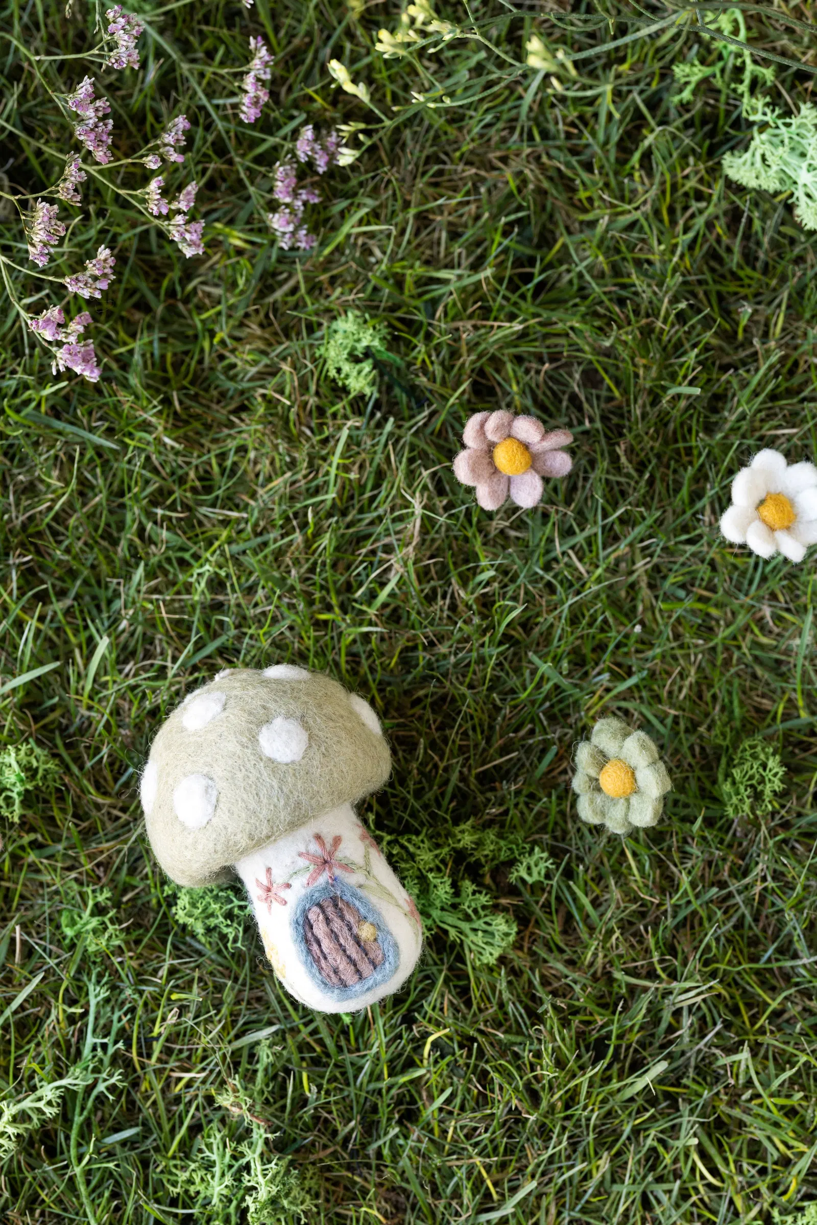 Gry & Sif kleines Frühlingspilzhaus mit Stickerei 8x7cm