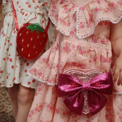 Konges Sløjd Glitzer-Schultertasche Erdbeere für Kinder „Tut / Barbados Cherry“