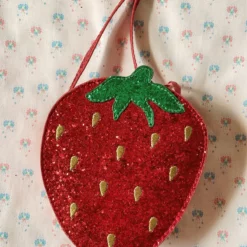 Konges Sløjd Glitzer-Schultertasche Erdbeere für Kinder „Tut / Barbados Cherry“