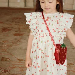 Konges Sløjd Glitzer-Schultertasche Erdbeere für Kinder „Tut / Barbados Cherry“