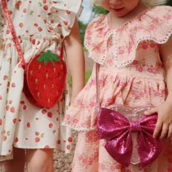 Konges Sløjd Glitzer-Schultertasche Erdbeere für Kinder „Tut / Barbados Cherry“