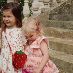 Konges Sløjd Glitzer-Schultertasche Erdbeere für Kinder „Tut / Barbados Cherry“