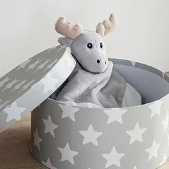 Kids Concept Schmusetuch Edvin Elch Produktdetails Material: Polyester Maße: 35 x 35 x 5 cm Achtung: The product is child safe, has been tested in accordance with en71, and is ce-marked. remove the wrapping and packaging before giving the product to a child. retain the information and the address for future reference. Produktinformation Diese weiche und kuschelige Elchdecke ist perfekt für kleine Kinder. Die Decke hat einen süßen Elchkopf mit großen Ohren und einen weichen, plüschigen Körper. Sie hat auch einen langen Schwanz, der als Beißring verwendet werden kann. Die Decke ist aus hochwertigen Materialien gefertigt und maschinenwaschbar. Weich und kuschelig Süßer Elchkopf Maschinenwaschbar Elch-Design Plüschmaterial