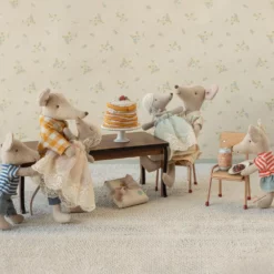 Maileg Langer Esstisch fürs Puppenhaus, Mausgröße, 7x20x8cm