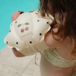 Konges Sløjd Schwimmflügel „Cherry / Navy Dot“