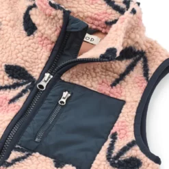 Liewood Vada Sherpa Weste für Kinder „Mega Cherry heart / Rosey“