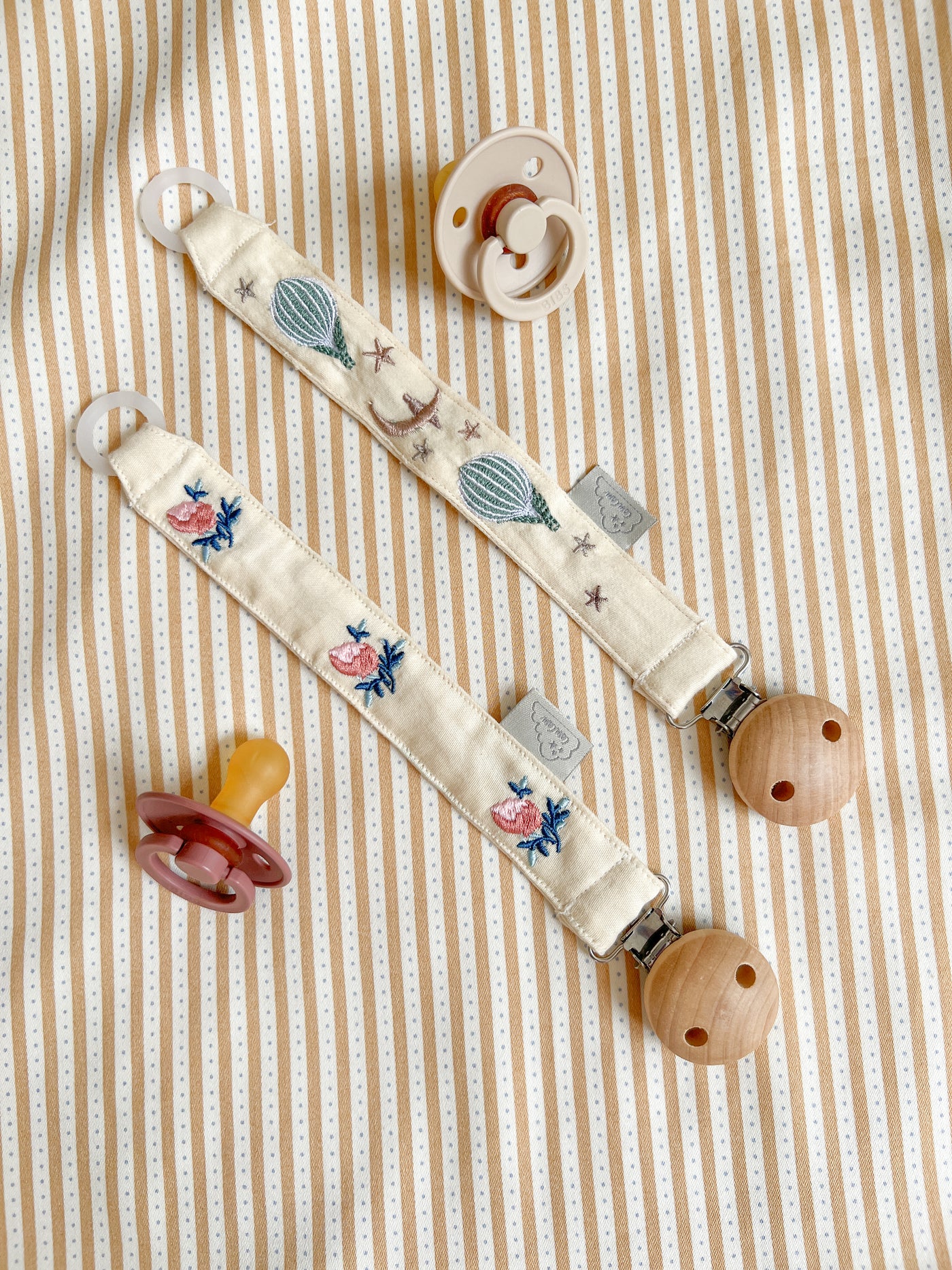 Cam Cam bestickte Schnullerkette „Dreamland“, GOTS