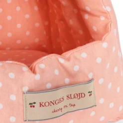 Konges Sløjd Kuscheltier Katze „Calore“ mit Korb, beige