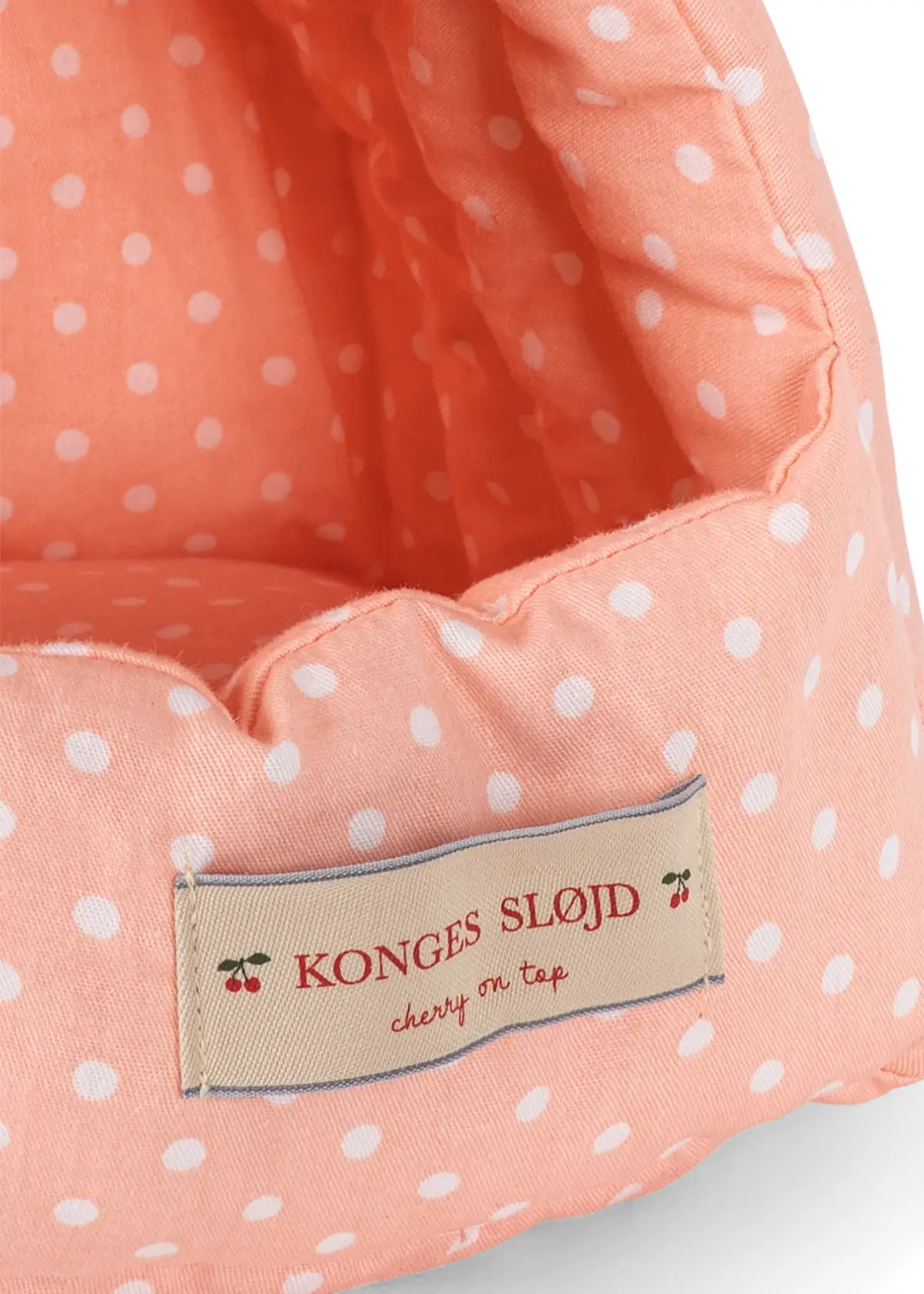 Konges Sløjd Kuscheltier Katze „Calore“ mit Korb, beige