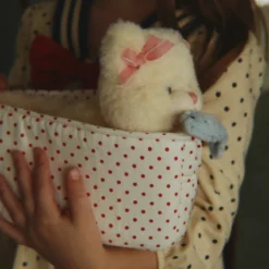 Konges Sløjd Kuscheltier Katze „Calore“ mit Korb, beige