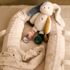 Liewood Gro Babylift / Babynest „Star / Sandy“, Bio-Baumwolle