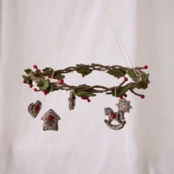 Gry & Sif Weihnachtsbaumschmuck „Lebkuchenmädchen mit Stickerei“ 6cm – Herstellerbild 2