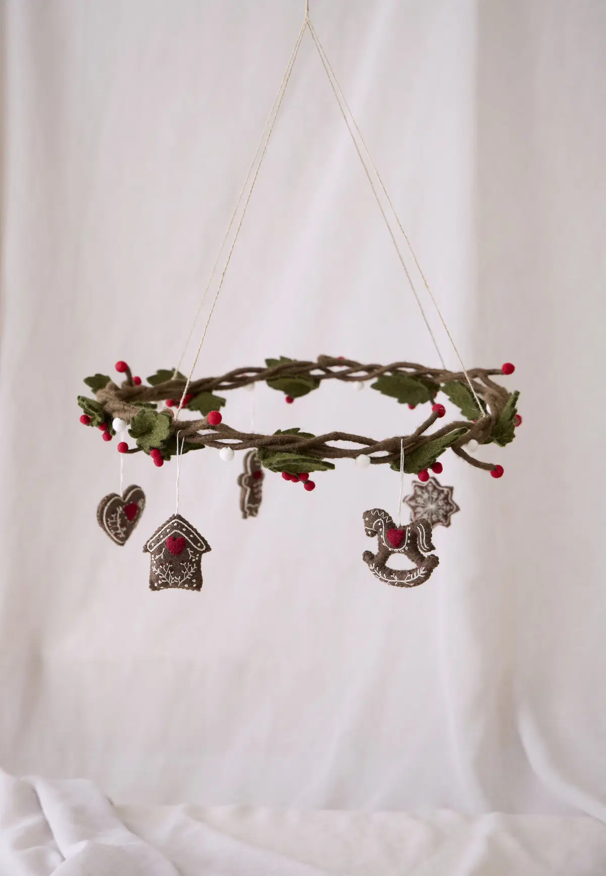 Gry & Sif Weihnachtsbaumschmuck „Lebkuchenmädchen mit Stickerei“ 6cm – Herstellerbild 2