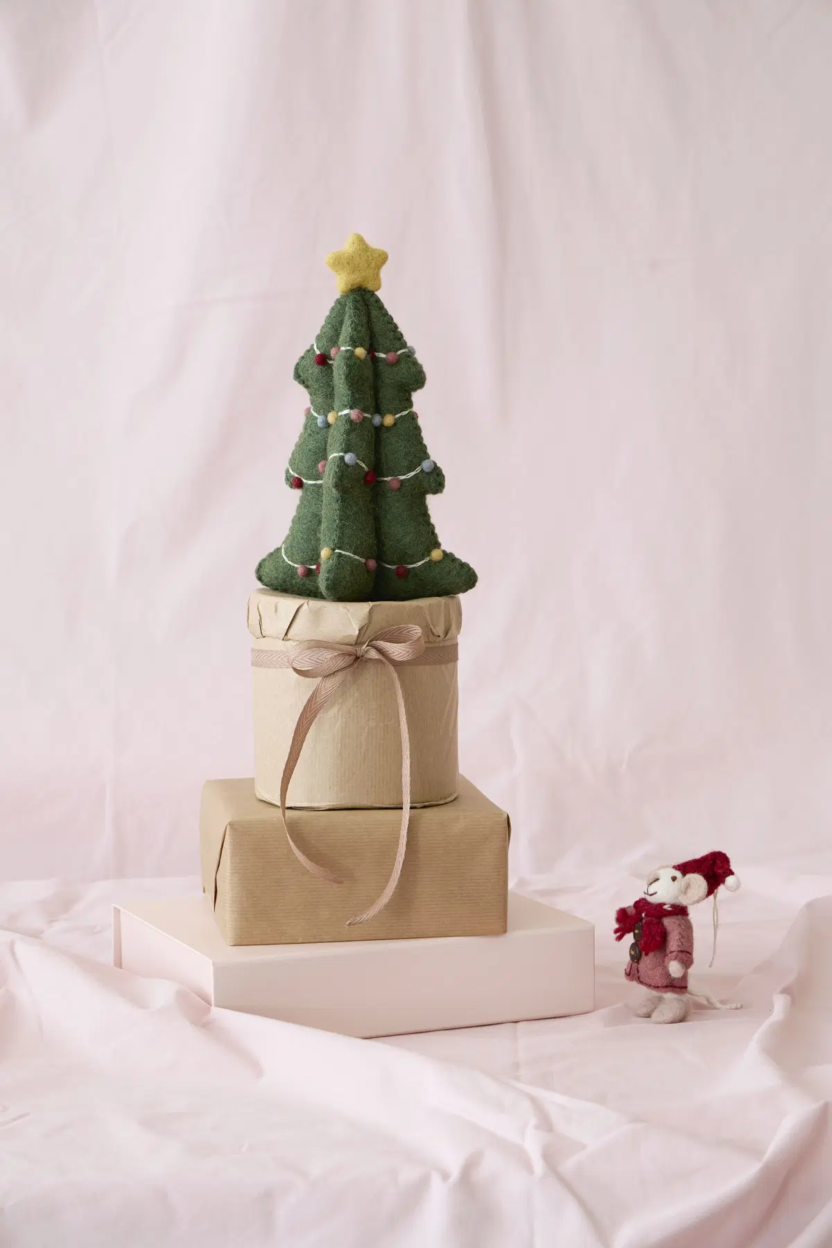 Gry & Sif Weihnachtsmaus „weiße Maus / Mantel“ 8cm – Herstellerbild 2