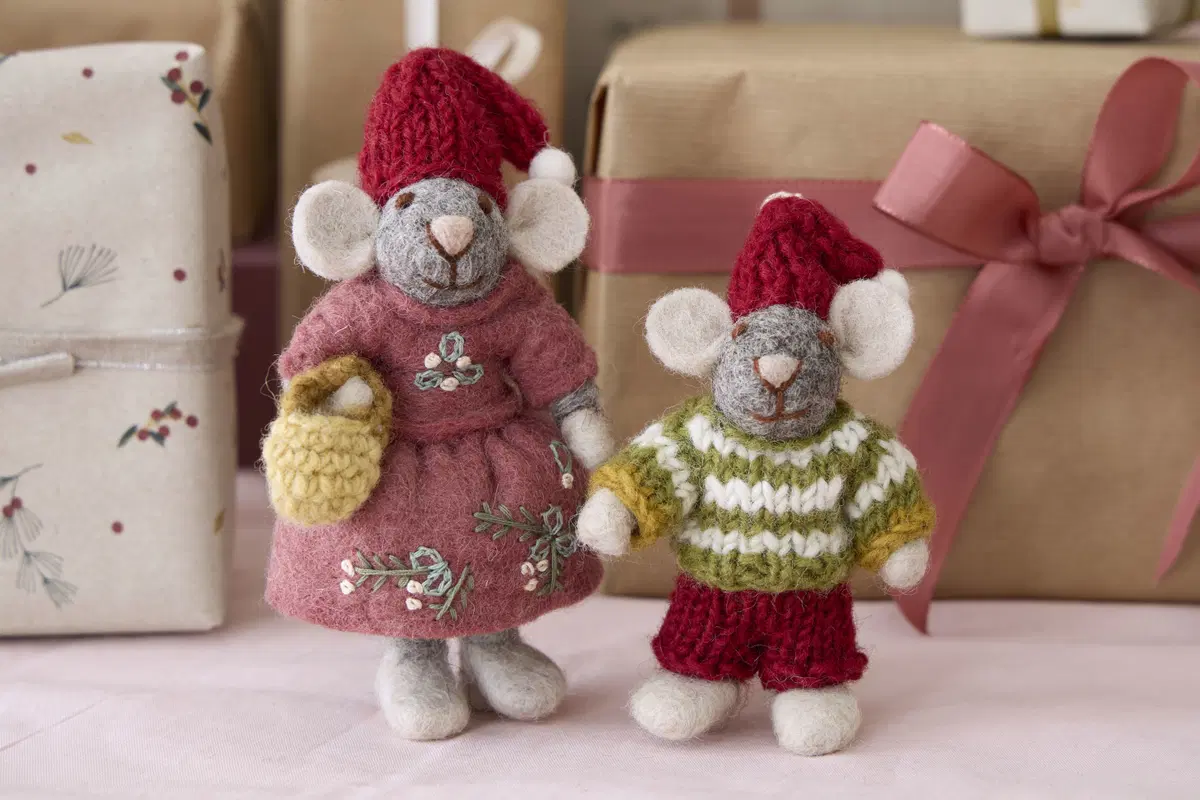 Gry & Sif Weihnachtsmaus „graue Maus / gestreifter Strickpullover“ 8cm – Herstellerbild 2