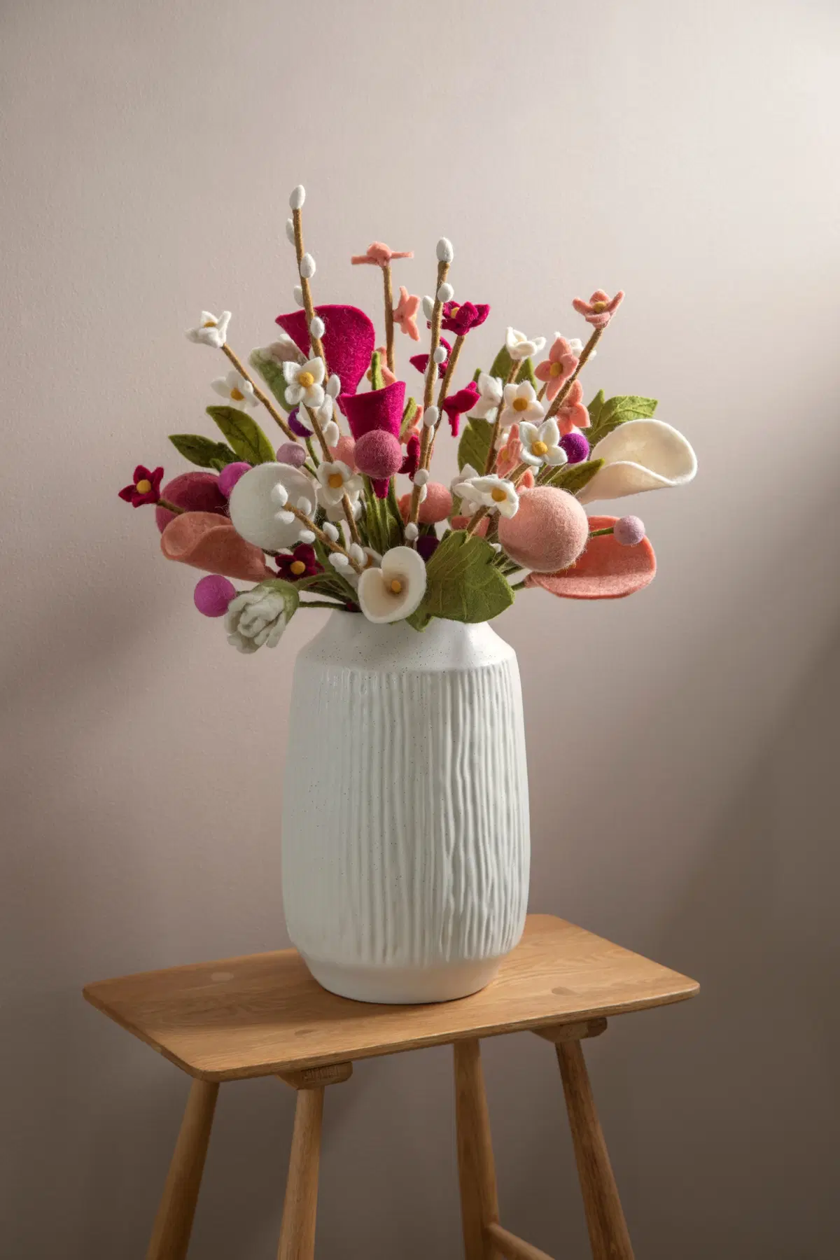 Gry & Sif Filzblumen „Dot Flower XL / weiß“ 64cm – Herstellerbild 2