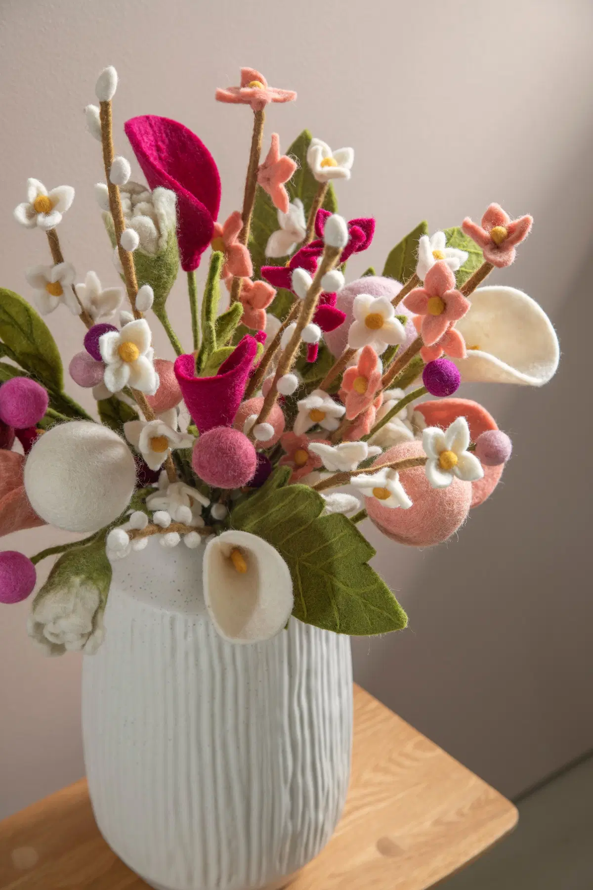 Gry & Sif Filzblumen „Dot Flower XL / weiß“ 64cm – Herstellerbild 3