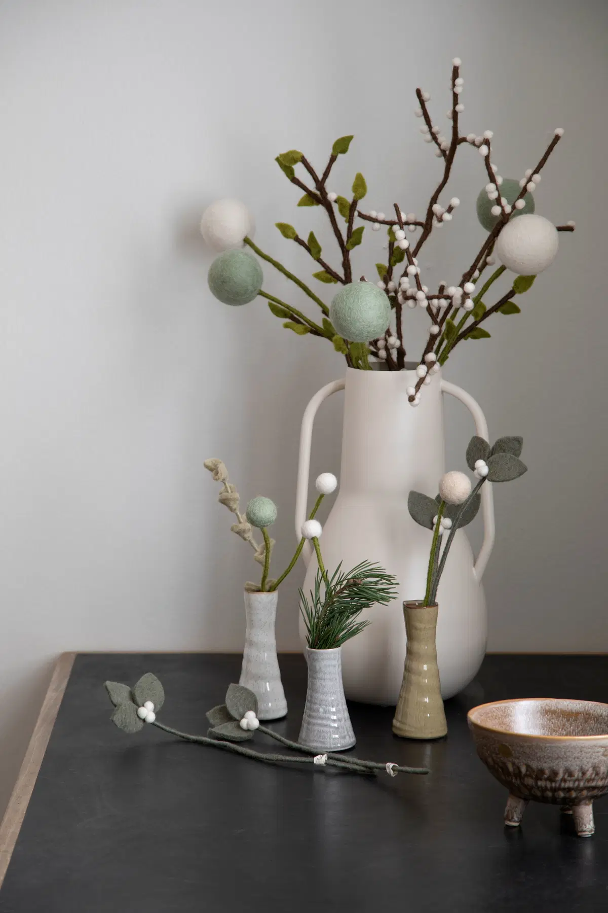 Gry & Sif Filzblumen „Dot Flower XL / weiß“ 64cm – Herstellerbild 4