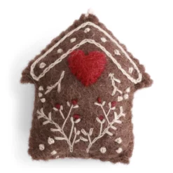 Gry & Sif Weihnachtsbaumschmuck „Lebkuchenhaus mit Stickerei“ 7cm – Herstellerbild 1