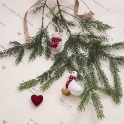 Gry & Sif Weihnachtstiere „Gans mit rotem Schal“ 6cm – Herstellerbild 2