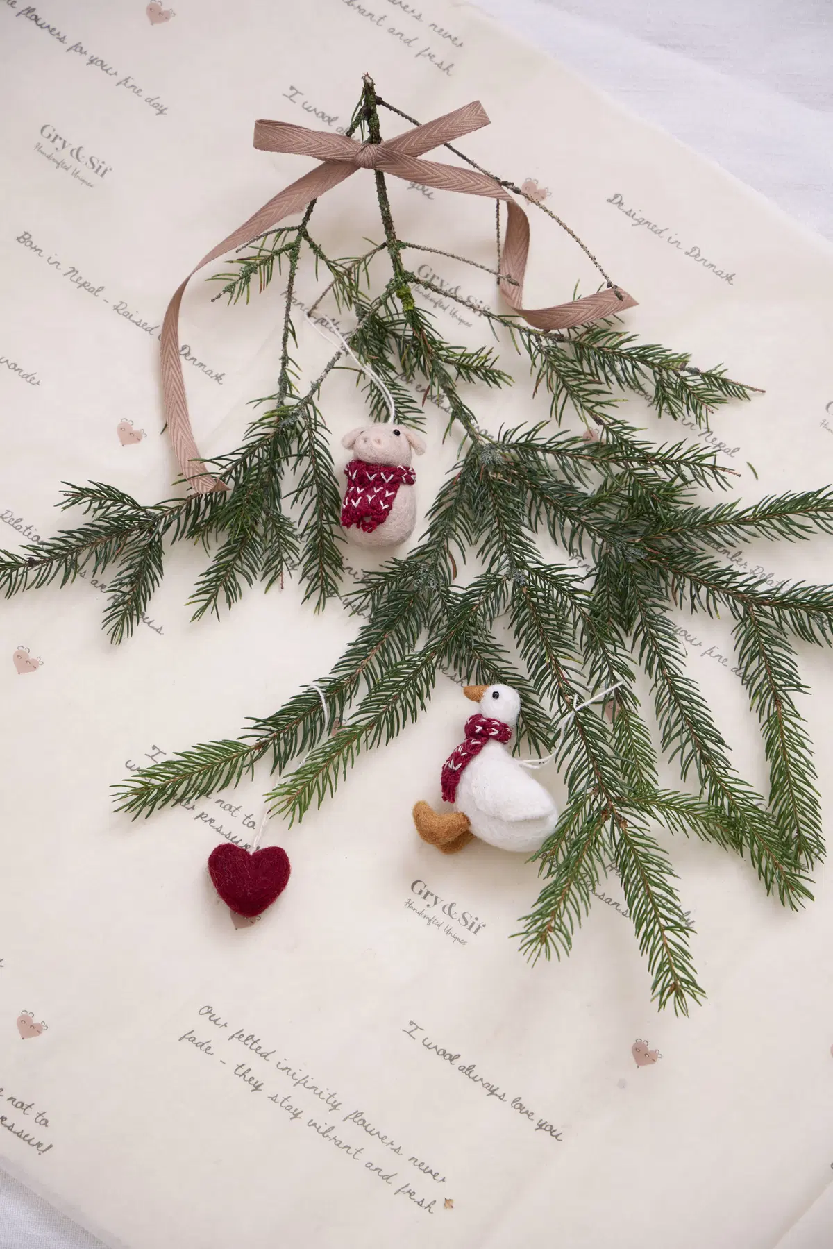 Gry & Sif Weihnachtstiere „Schwein mit rotem Schal“ 5cm – Herstellerbild 2
