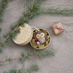 Gry & Sif Weihnachtstiere „Eule mit Geschenk“ 6cm – Herstellerbild 2