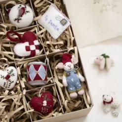 Gry & Sif Weihnachtsbaumschmuck „weißes Herz mit Zweigstickerei“ 6cm – Herstellerbild 2