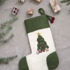 Gry & Sif Filzdekoration „Weihnachtsstrumpf mit Weihnachtsbaum“ 48cm – Herstellerbild 2