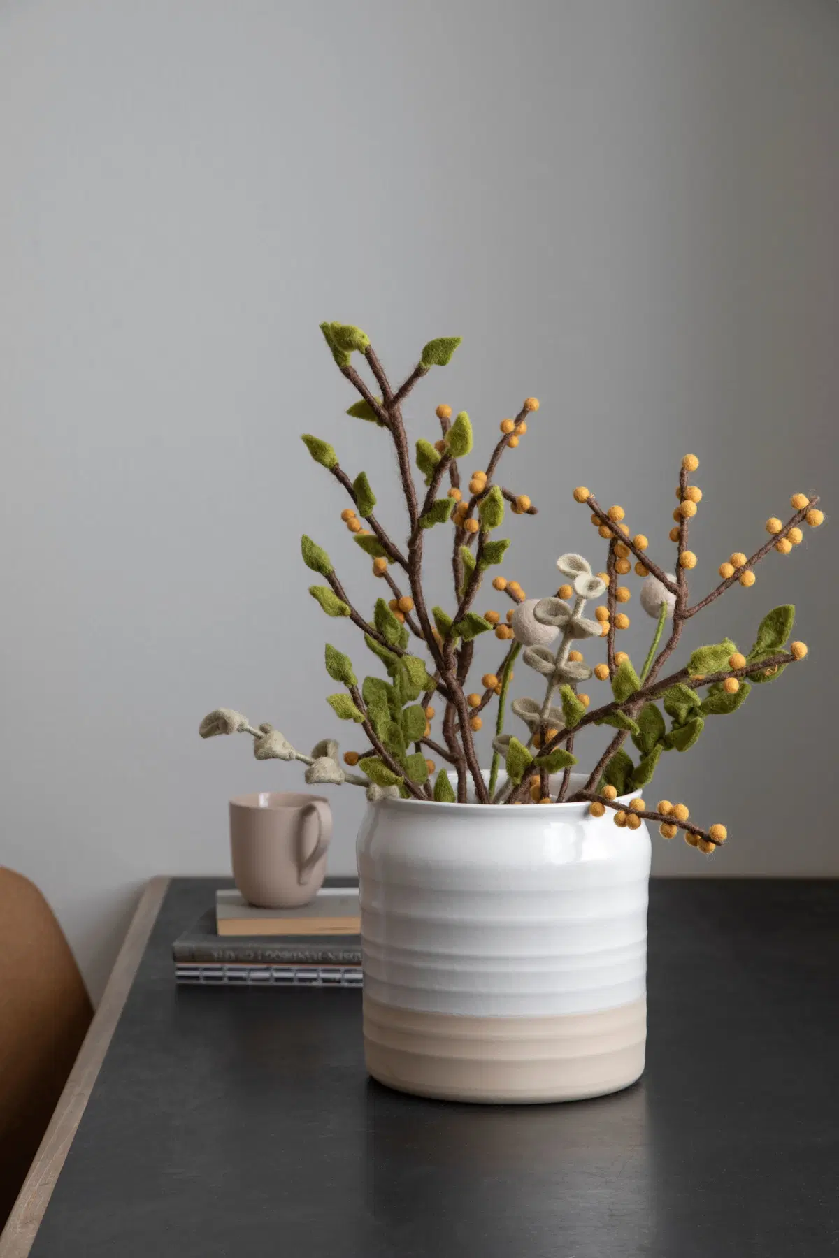 Gry & Sif Filzblumen „Zweig mit gelben Beeren“ 60cm – Herstellerbild 2
