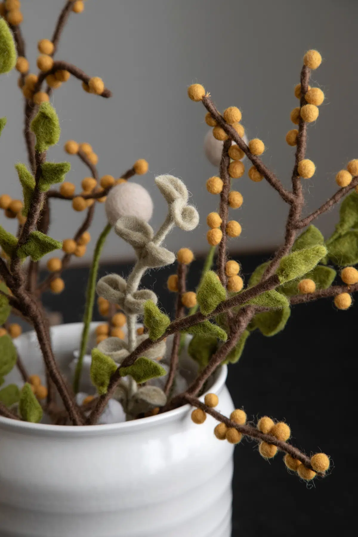 Gry & Sif Filzblumen „Zweig mit gelben Beeren“ 60cm – Herstellerbild 3
