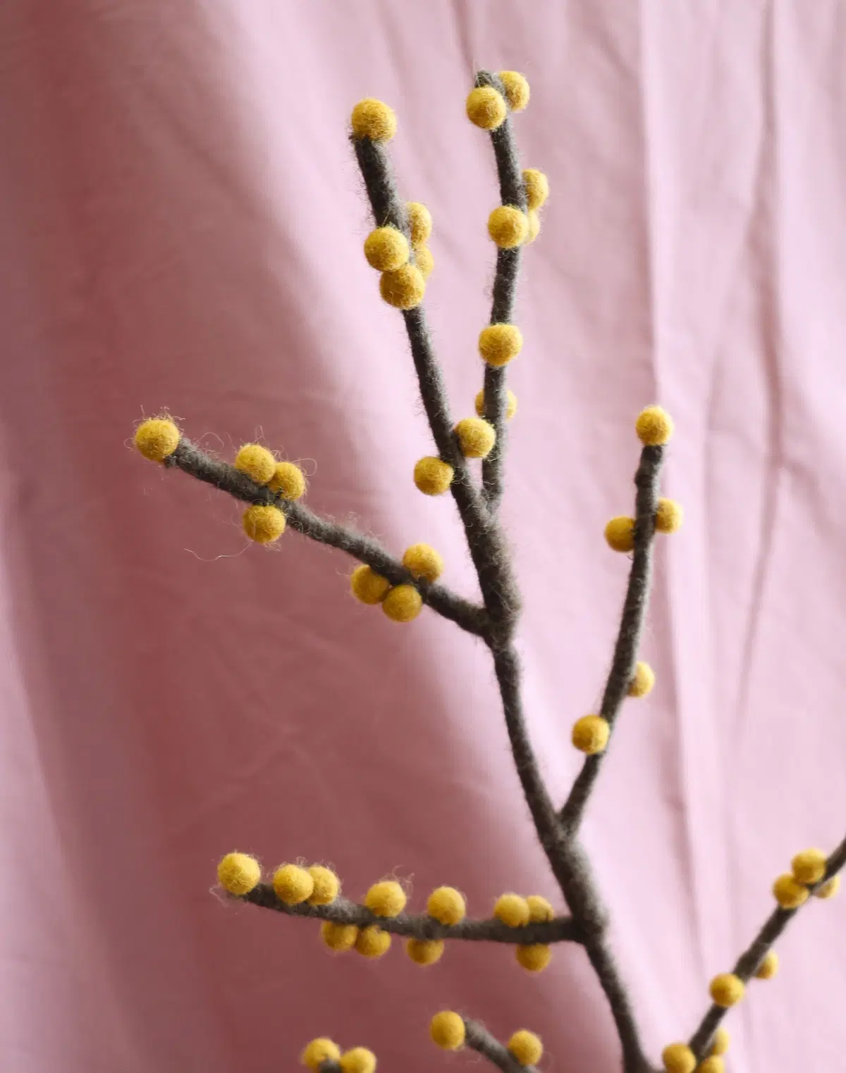 Gry & Sif Filzblumen „Zweig mit gelben Beeren“ 60cm – Herstellerbild 4
