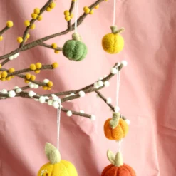 Gry & Sif Filzblumen „Zweig mit gelben Beeren“ 60cm – Herstellerbild 5