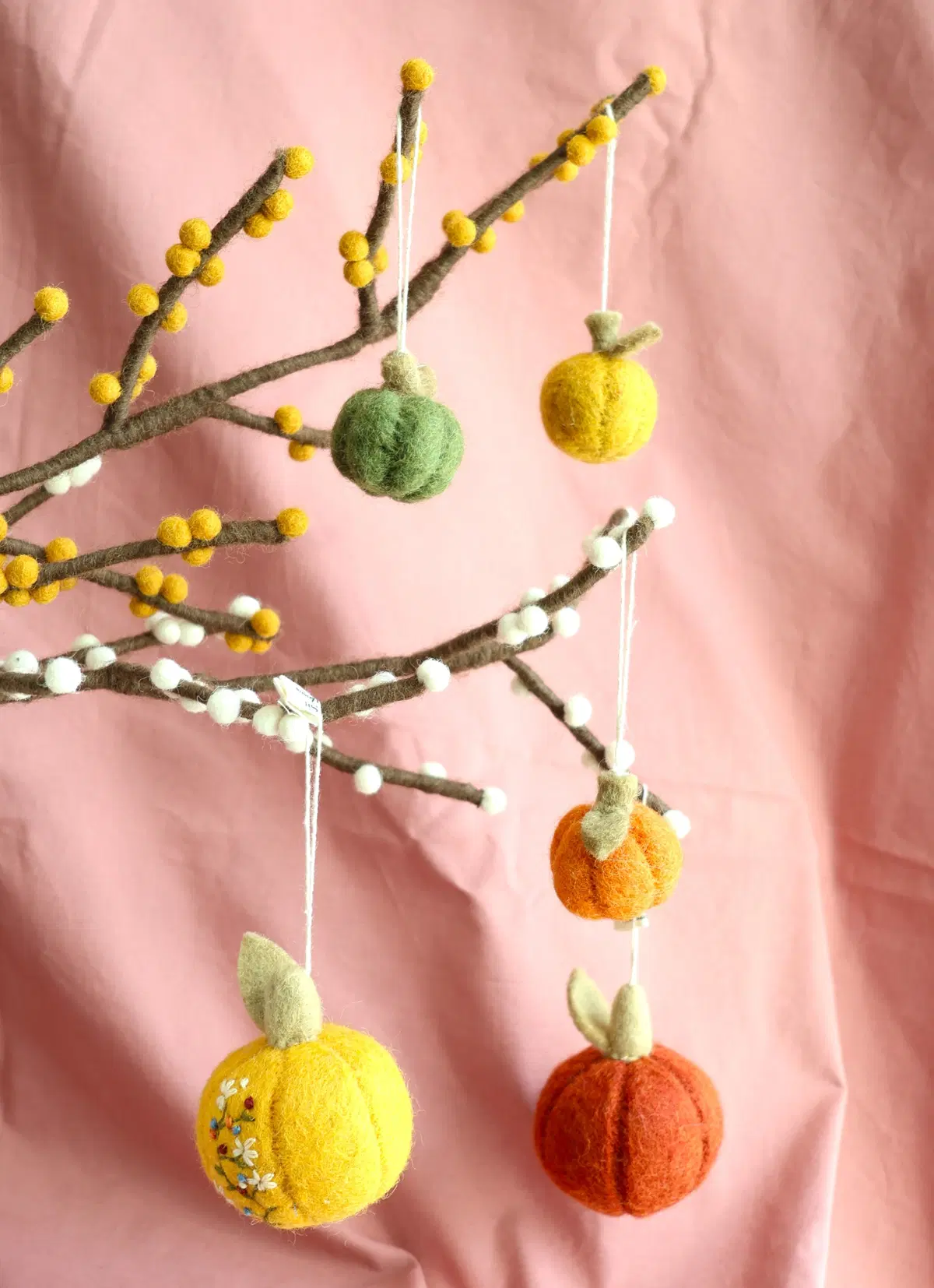 Gry & Sif Filzblumen „Zweig mit gelben Beeren“ 60cm – Herstellerbild 5