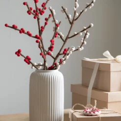 Gry & Sif Filzblumen „Zweig mit roten Beeren“ 60cm – Herstellerbild 6