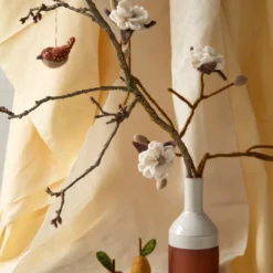Gry & Sif Filzblumen „Magnolienzweig / weiße Blüten“ 60cm – Herstellerbild 2
