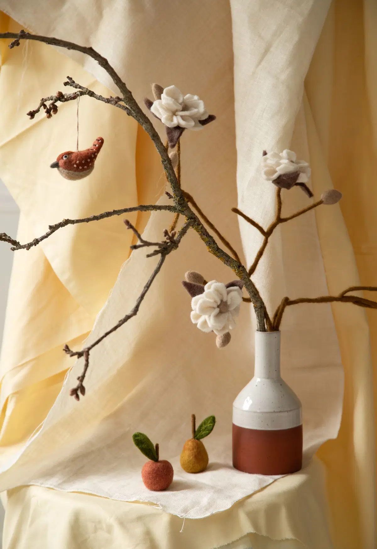 Gry & Sif Filzblumen „Magnolienzweig / weiße Blüten“ 60cm – Herstellerbild 2