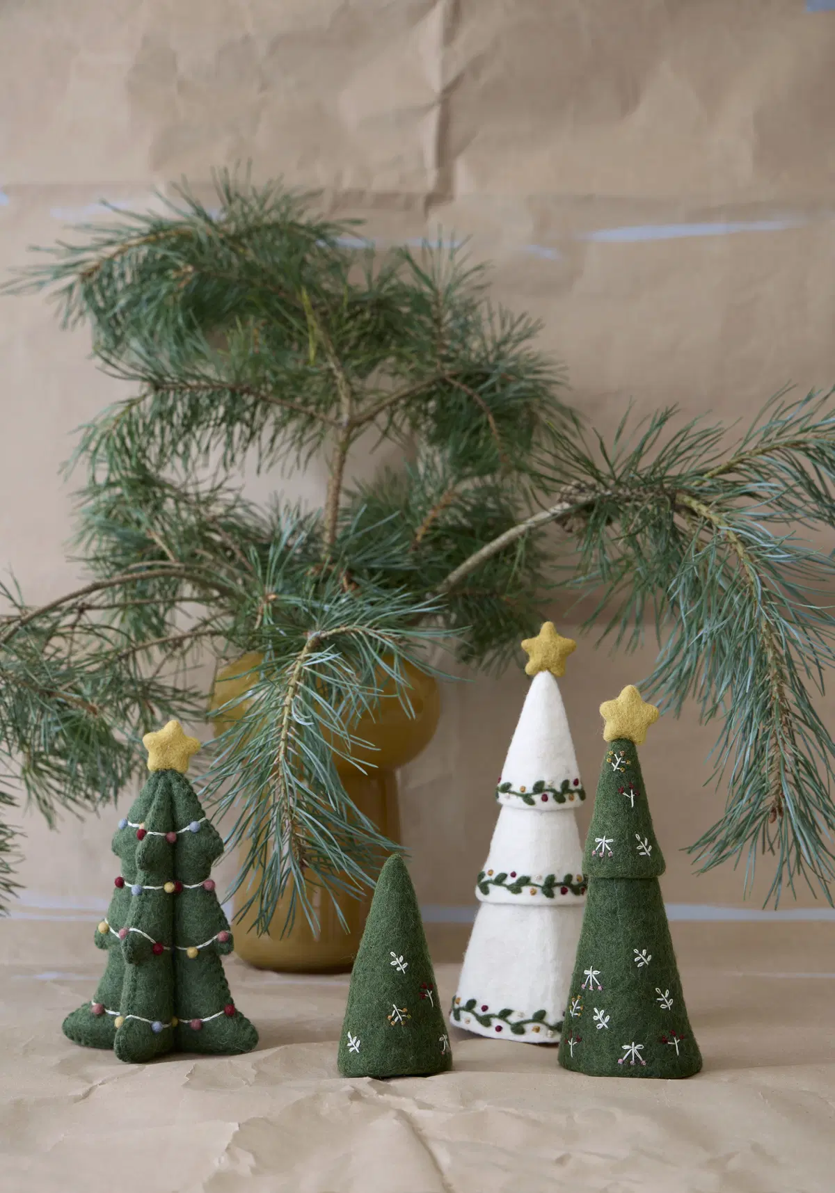 Gry & Sif Filzfigur „kleiner Weihnachtsbaum mit Girlande“ 15cm – Herstellerbild 2