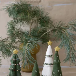 Gry & Sif Filzfigur „Weihnachtsbaum mit Stickerei / grün, 3-in-1“ 29cm – Herstellerbild 2
