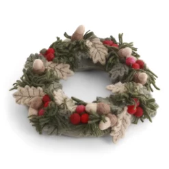 Gry & Sif Filzdekoration „Weihnachtskranz mit roten Beeren, Blättern und Eicheln“ ø20cm – Herstellerbild 1