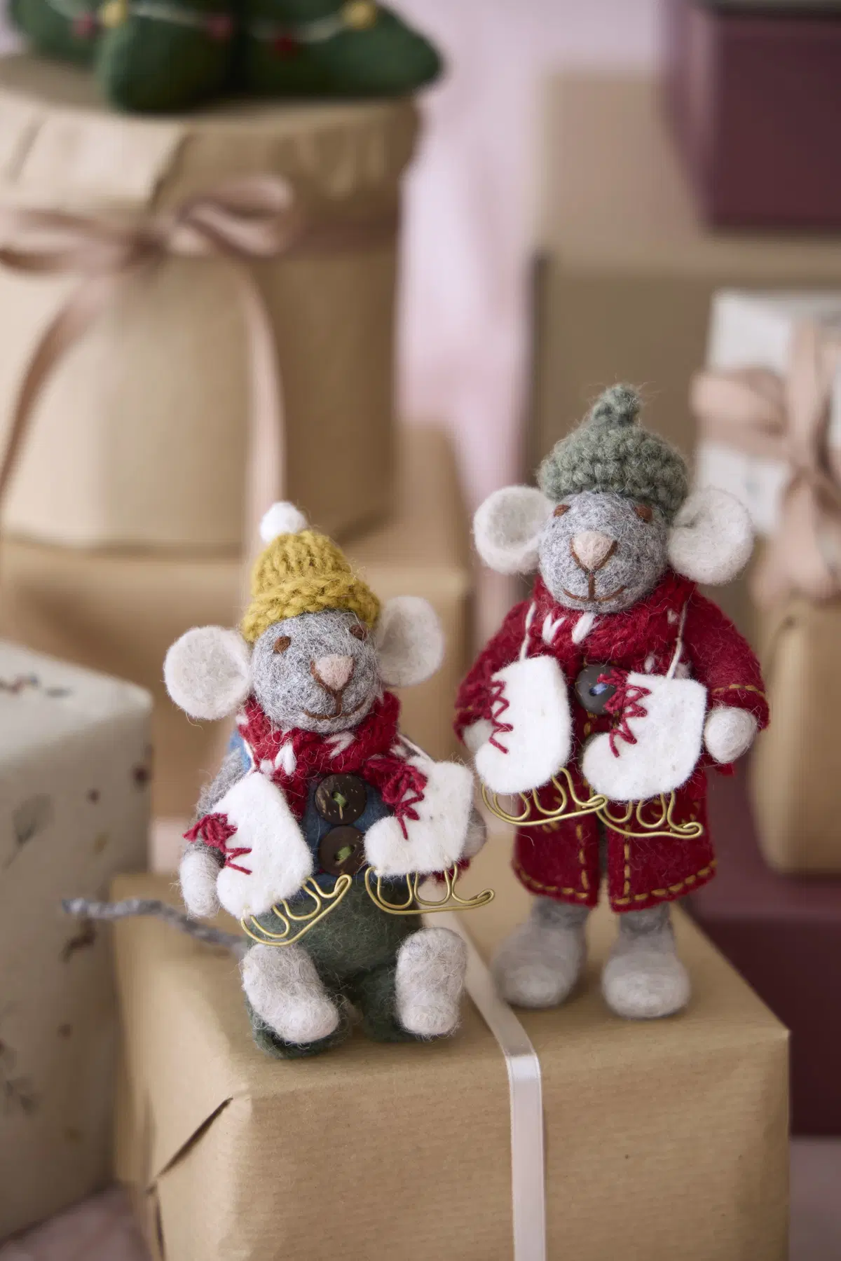 Gry & Sif Weihnachtsmaus „graue Maus / Weste und Schlittschuhe“ 12cm – Herstellerbild 2