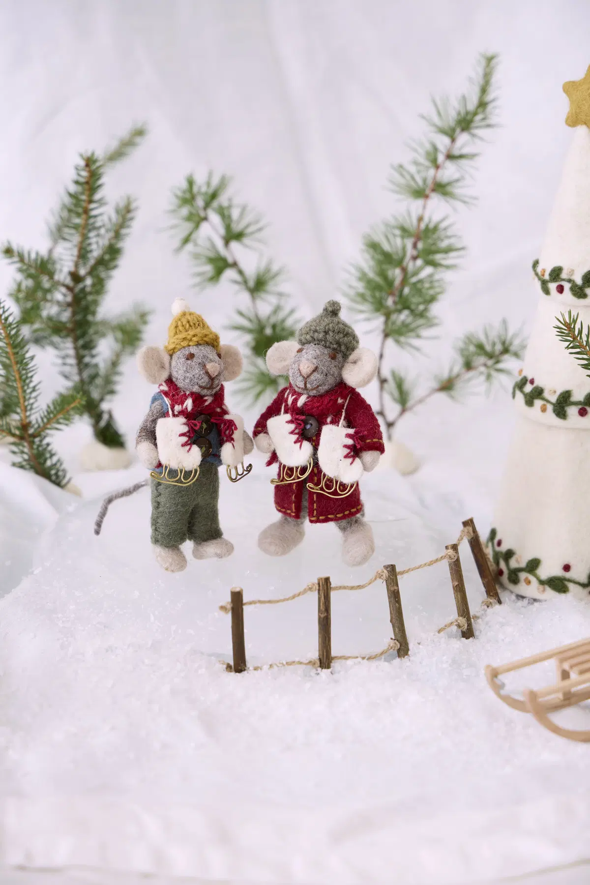 Gry & Sif Weihnachtsmaus „graue Maus / Weste und Schlittschuhe“ 12cm – Herstellerbild 3