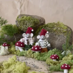 Gry & Sif Weihnachtsmaus „graue Maus / Mädchen mit Pilz“ 12cm – Herstellerbild 2