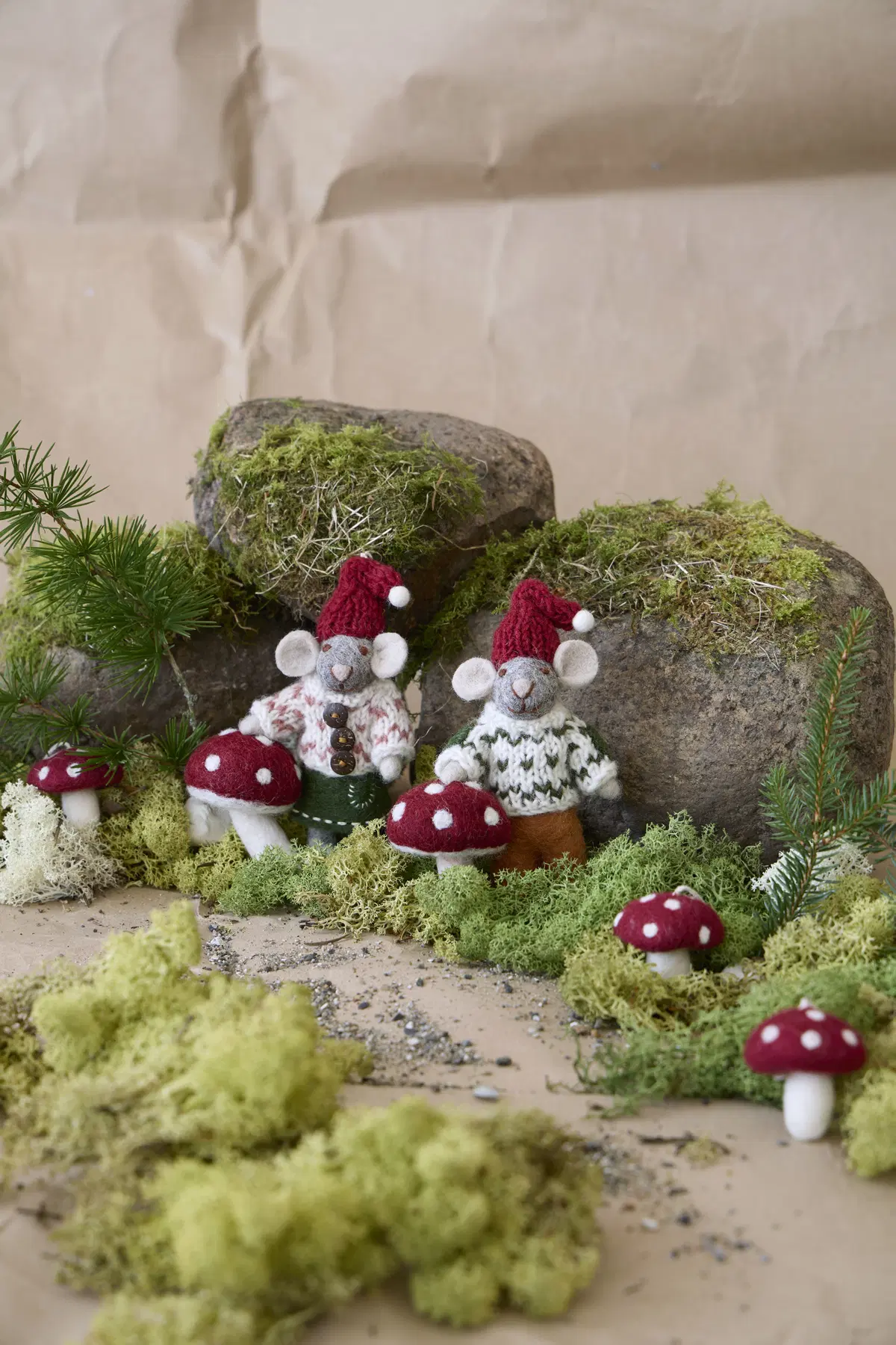 Gry & Sif Weihnachtsmaus „graue Maus / Junge mit Pilz“ 12cm – Herstellerbild 2