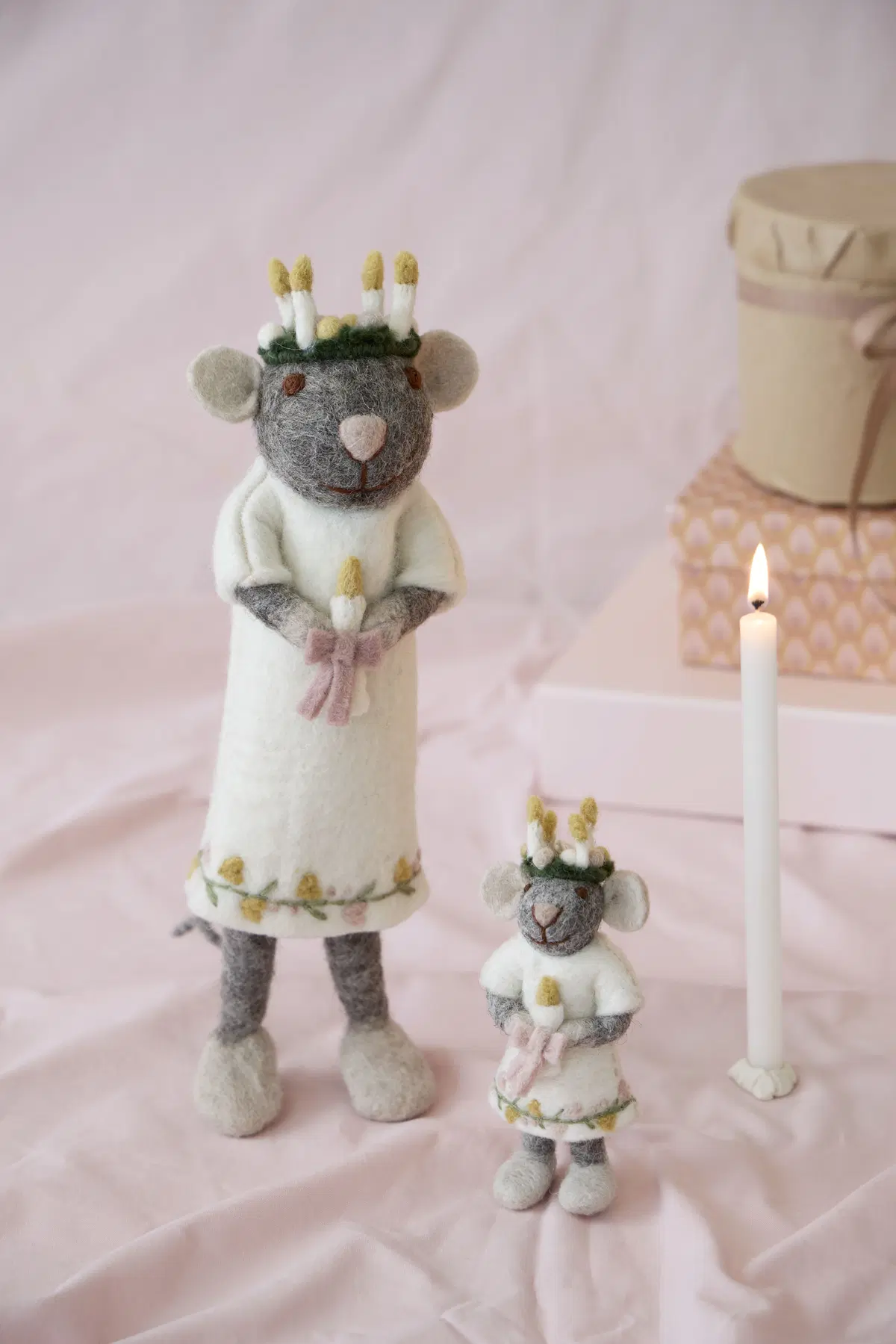 Gry & Sif Weihnachtsmaus „graue Lucia-Maus“ 12cm – Herstellerbild 2