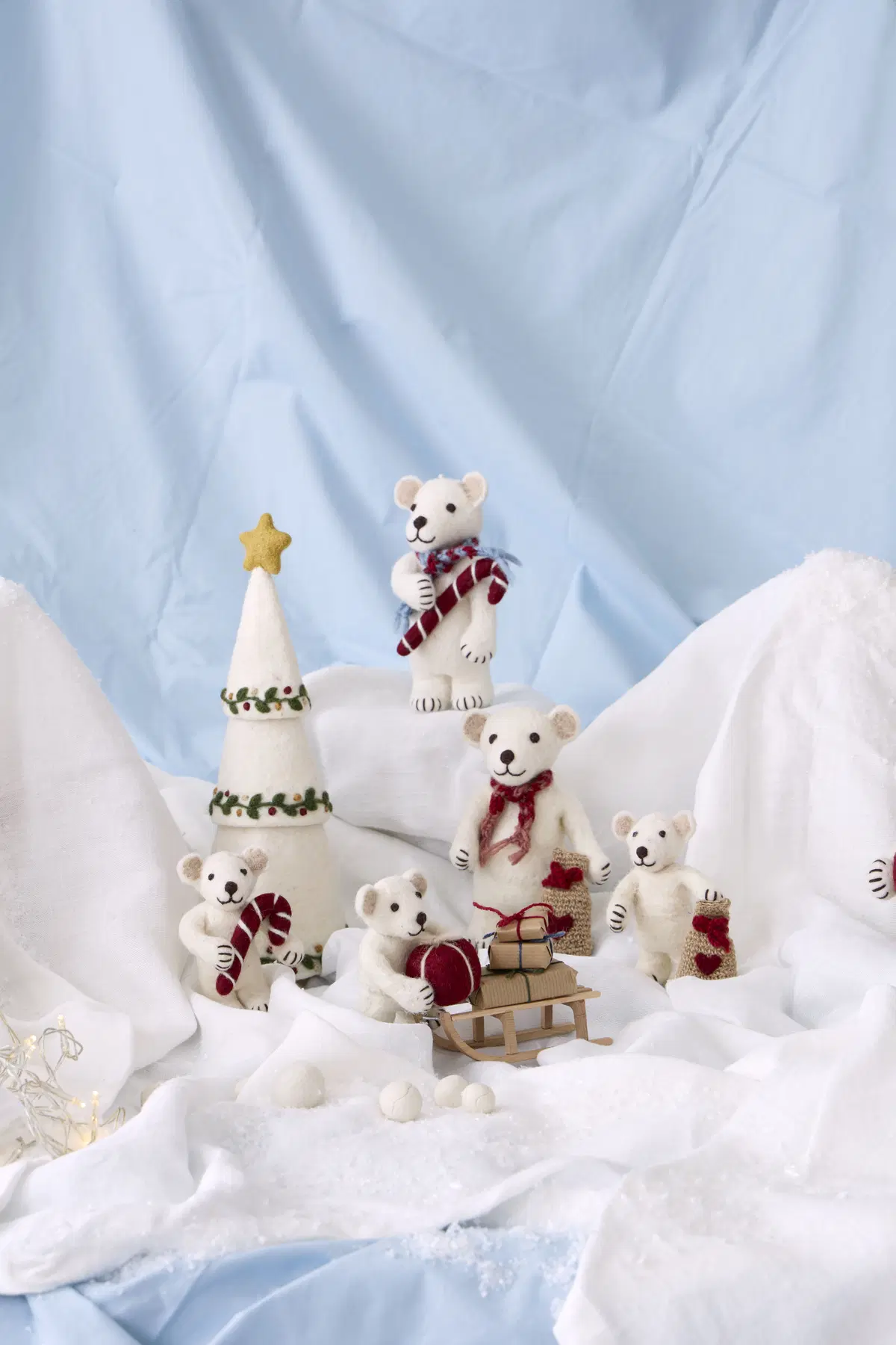 Gry & Sif Eisbär „weiß / mit Geschenksack“ 10cm – Herstellerbild 2