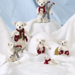 Gry & Sif Eisbär „weiß / mit Handschuhen“ 16cm – Herstellerbild 2