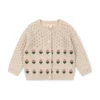 Konges Sløjd Strickjacke Belle „Cream and Tulips“ – Vorderansicht mit Blüten